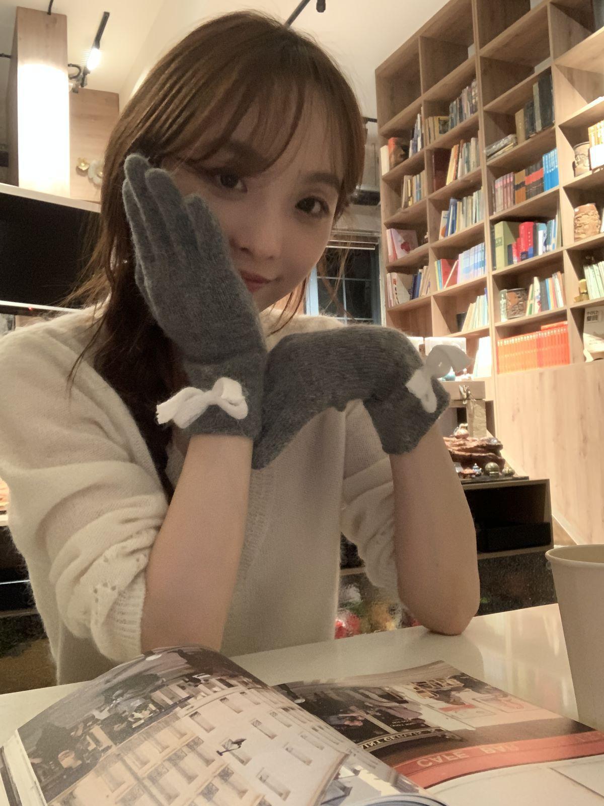 

Девушки-студентки с шерстяными вязаными перчатками-бантиками, милые велосипедные теплые перчатки с росой, простые и универсальные M