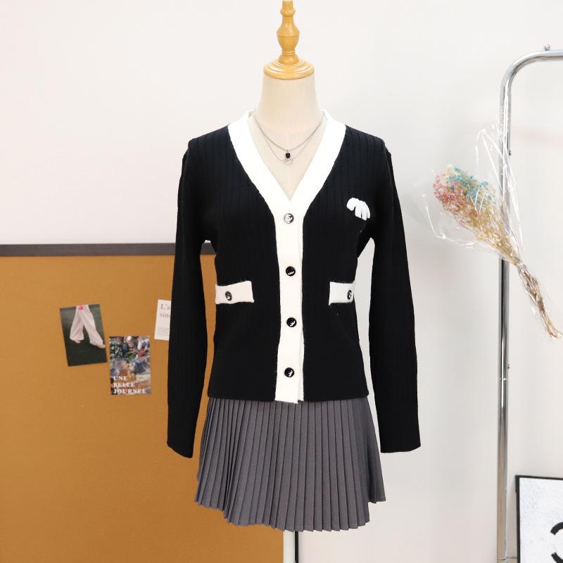 Autumn 2025 V-neck Chic Color Block Slim Fit Knit Cardigan with Metal Buttons