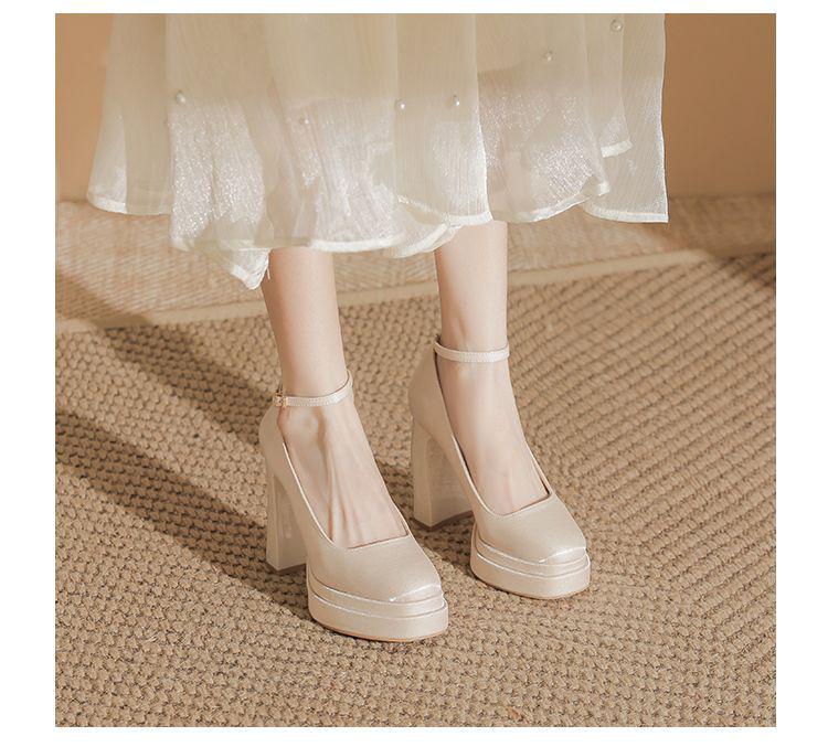 Bílé saténové platformové svatební lodičky ve stylu Mary Jane s kulatou špičkou a robustním podpatkem pro ženy, pohodlné svatební boty.