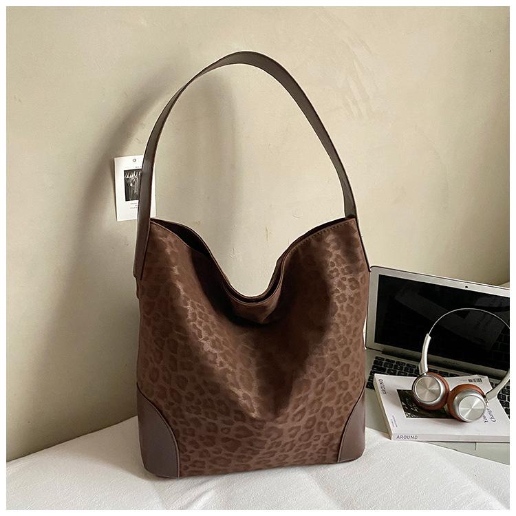 

Korean version of retro leopard print large-capacity tote bag women s 2025 autumn new matte high-value shoulder armpit bag