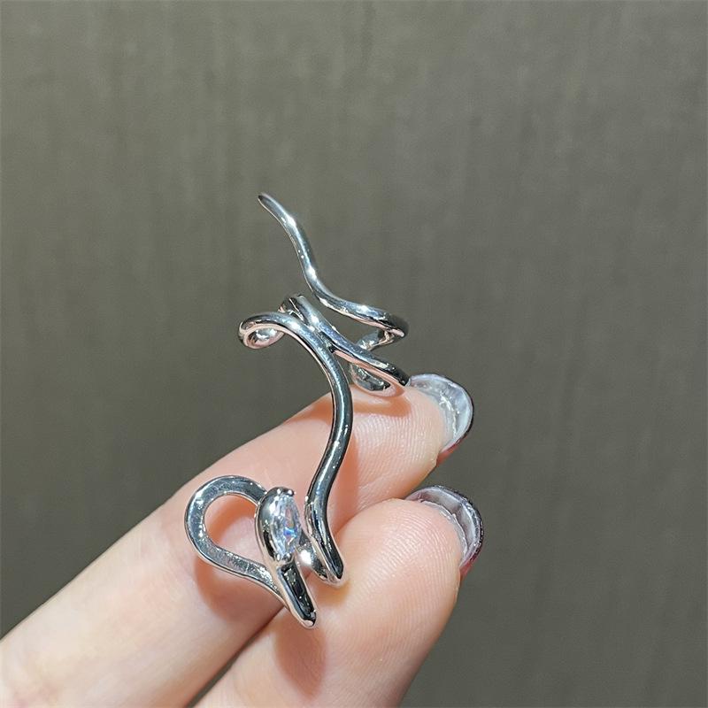 

Серьги-клипсы в форме змеи: Модный, нишевый дизайн для женщин — пирсинг не нужен