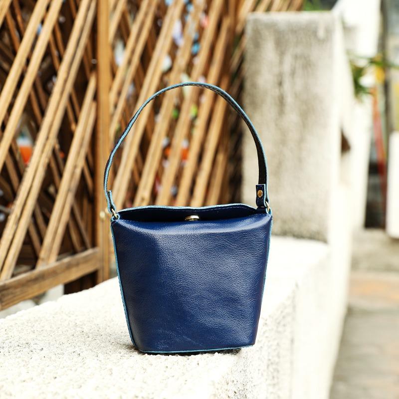 

Сумка-кошелек из натуральной кожи Spring Hand, изготовленная из высококачественной коровьей кожи, создает ощущение высокого класса и изысканности синий