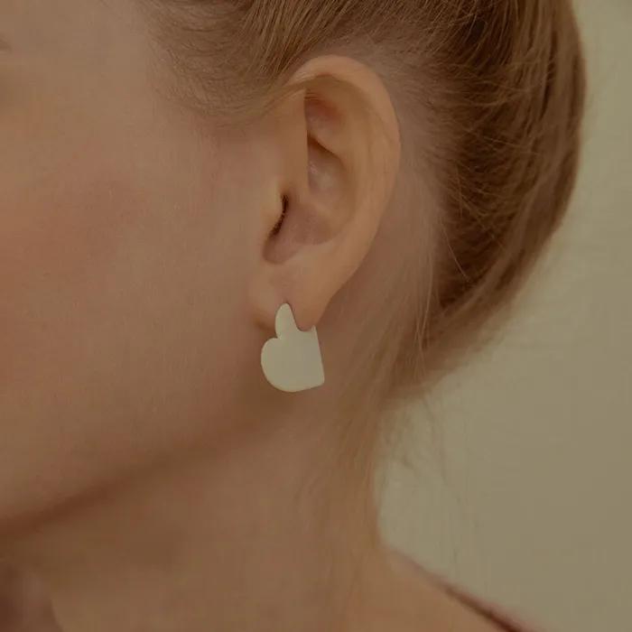[Worn by a Celebrity] Flat Heart Color Earrings EC1350