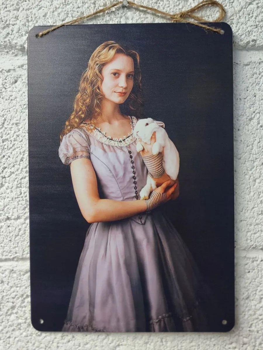 

Миа Васиковска в роли Алисы Дисней Металлический постер, Декор для стен Страны чудес 30