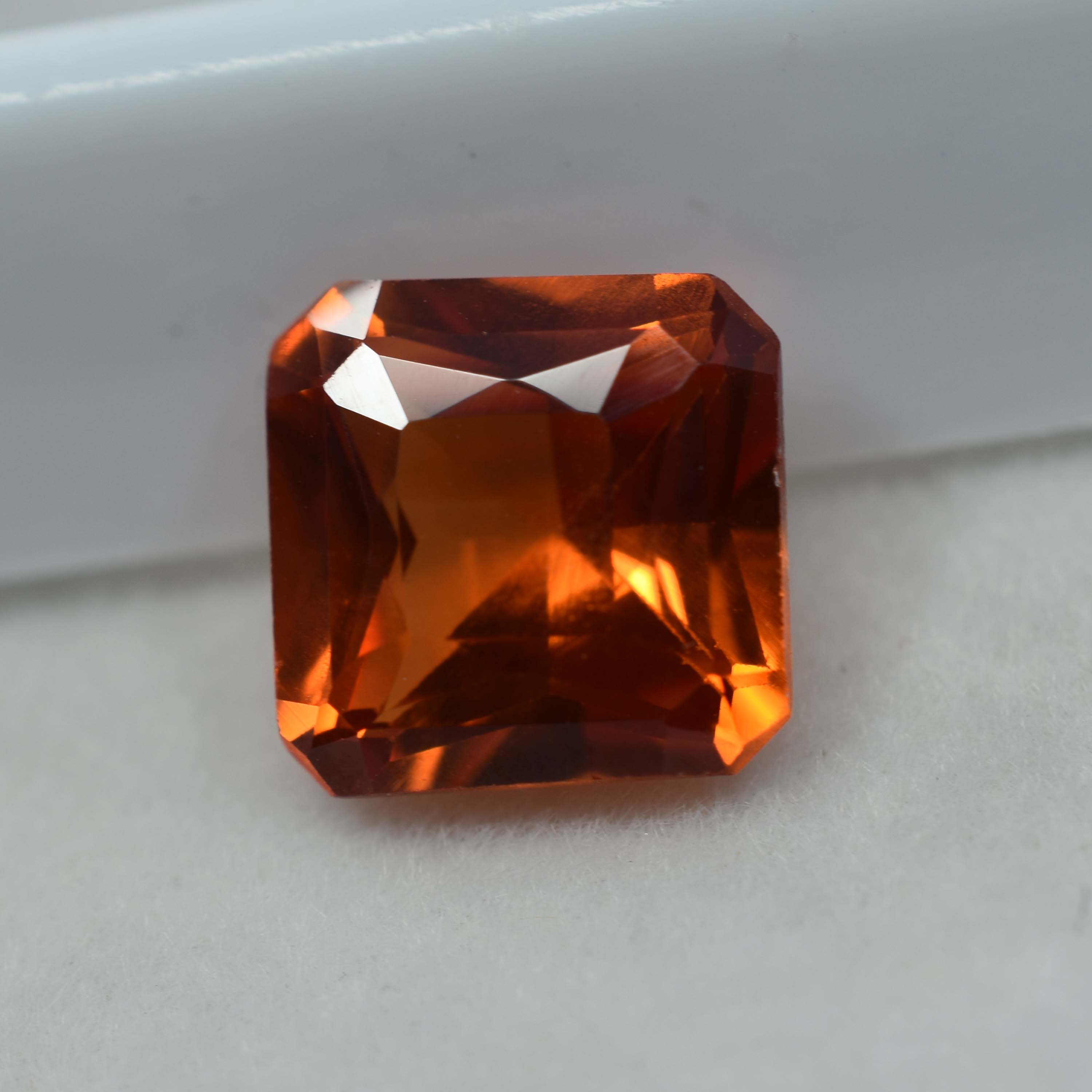 

Orange Ceylon Sapphire Square Cut 10.23 Ct Natural CERTIFIED Loose Gemstone 6801 13.6 mm approx. помаранчевий