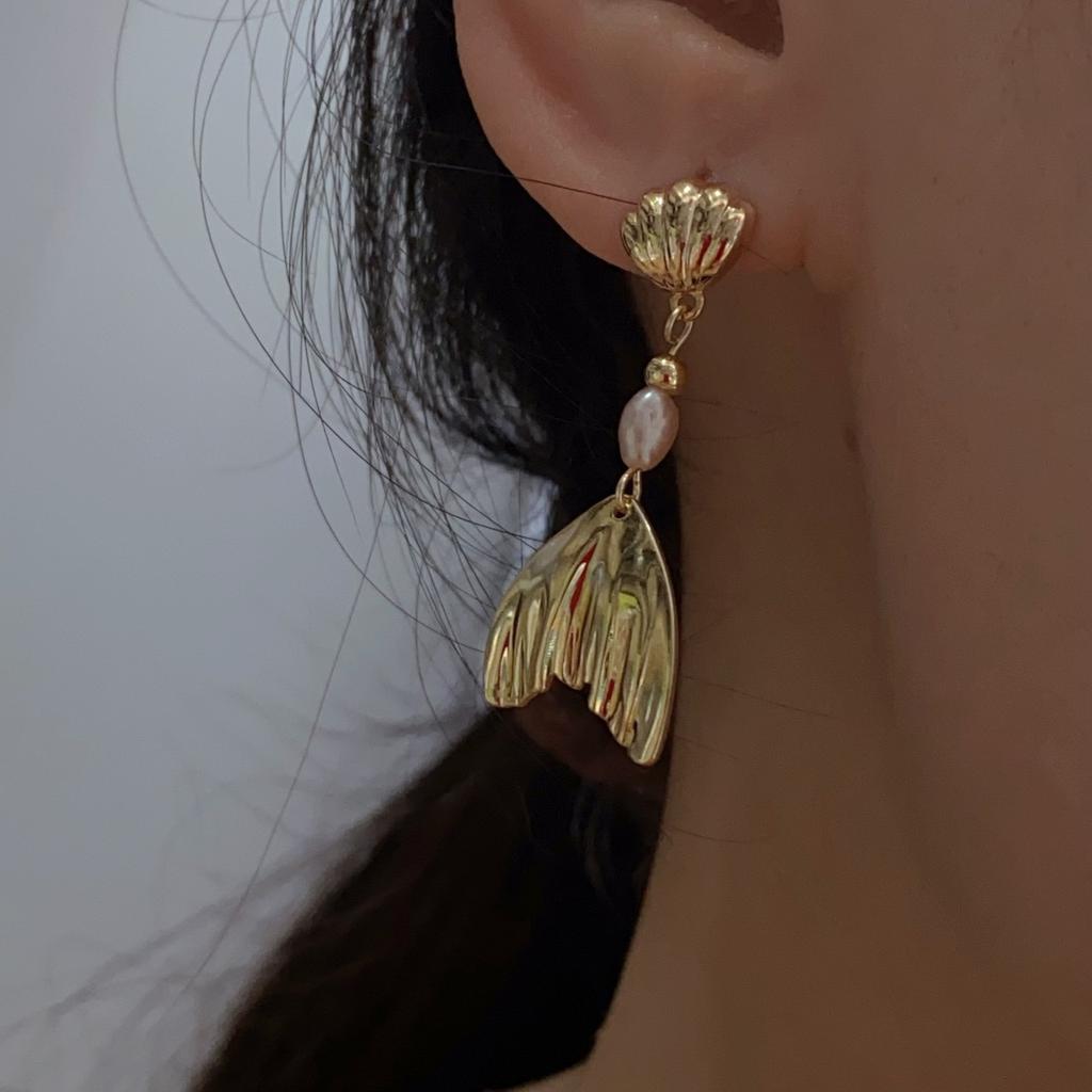 Exaggerated personality metal style fish tail natural pearl earrings light luxury beauty mermaid ji earrings ins tide earrings female Korean