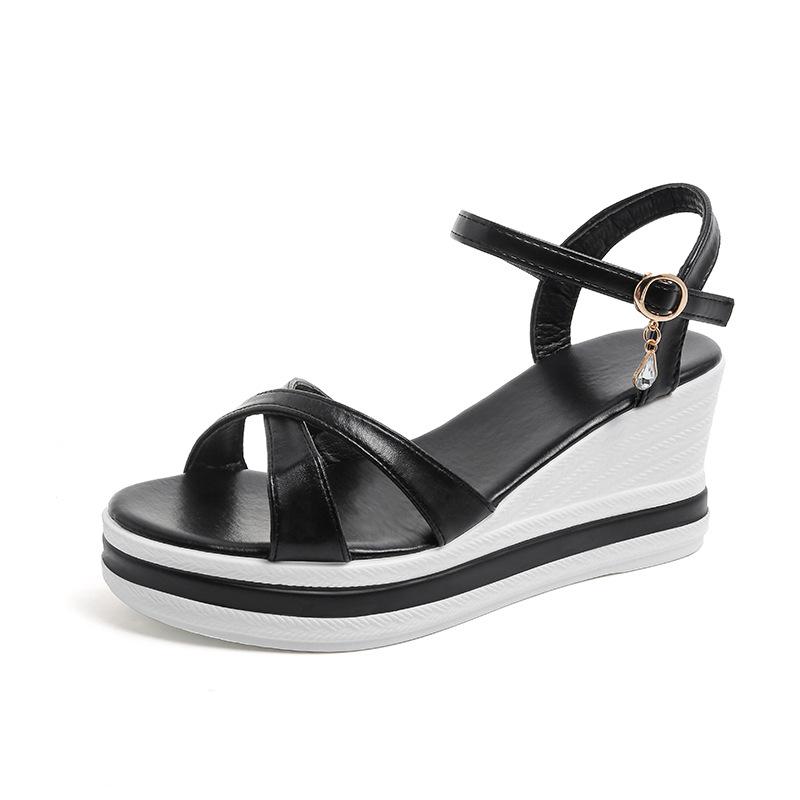 

Босоножки на танкетке большого размера, новая одинарная пряжка, на толстой подошве-маффин, крутые шлепанцы, универсальная повседневная женская обувь 42 чёрный