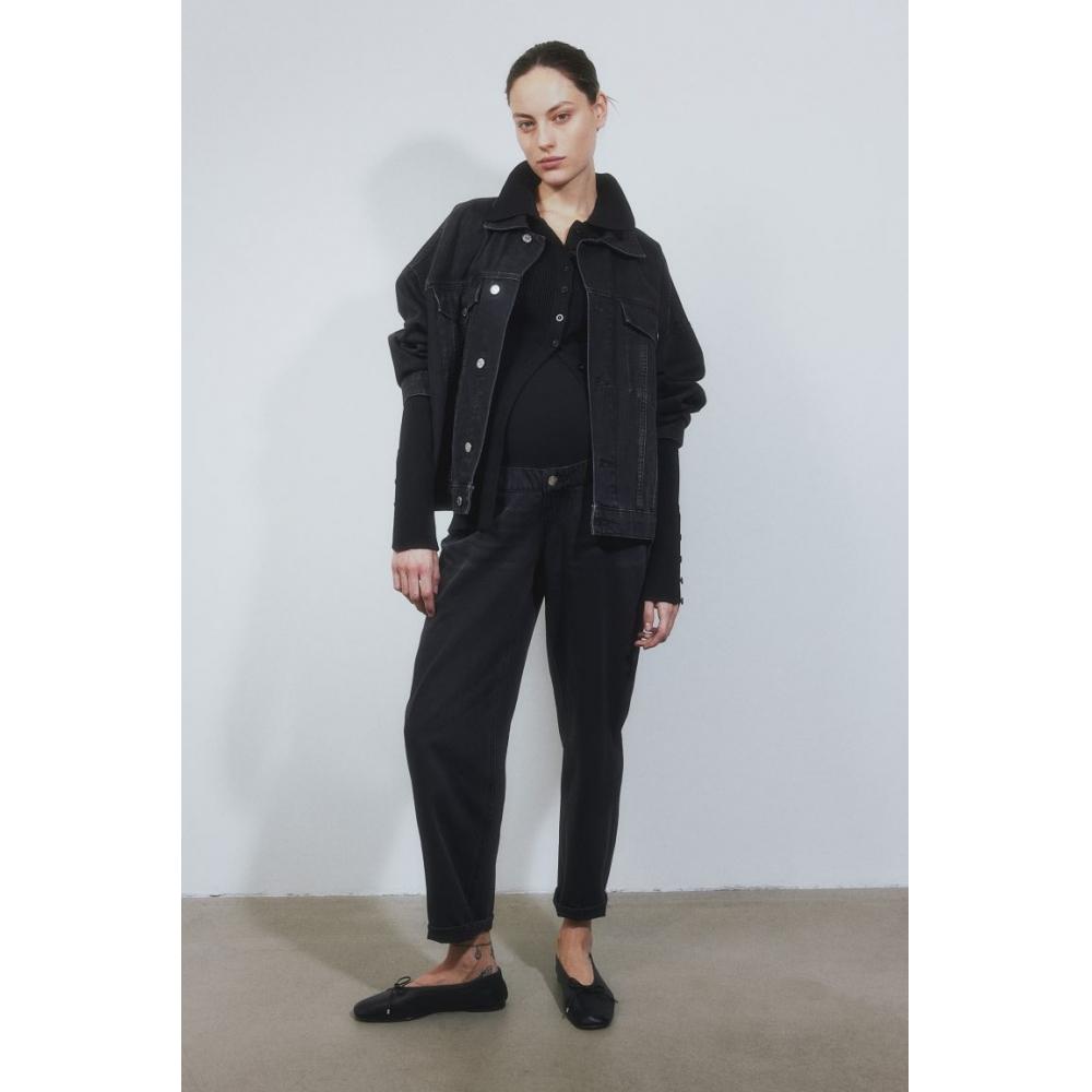 

Джинсы свободного кроя до щиколотки HM MAMA Mom, вымытые черные