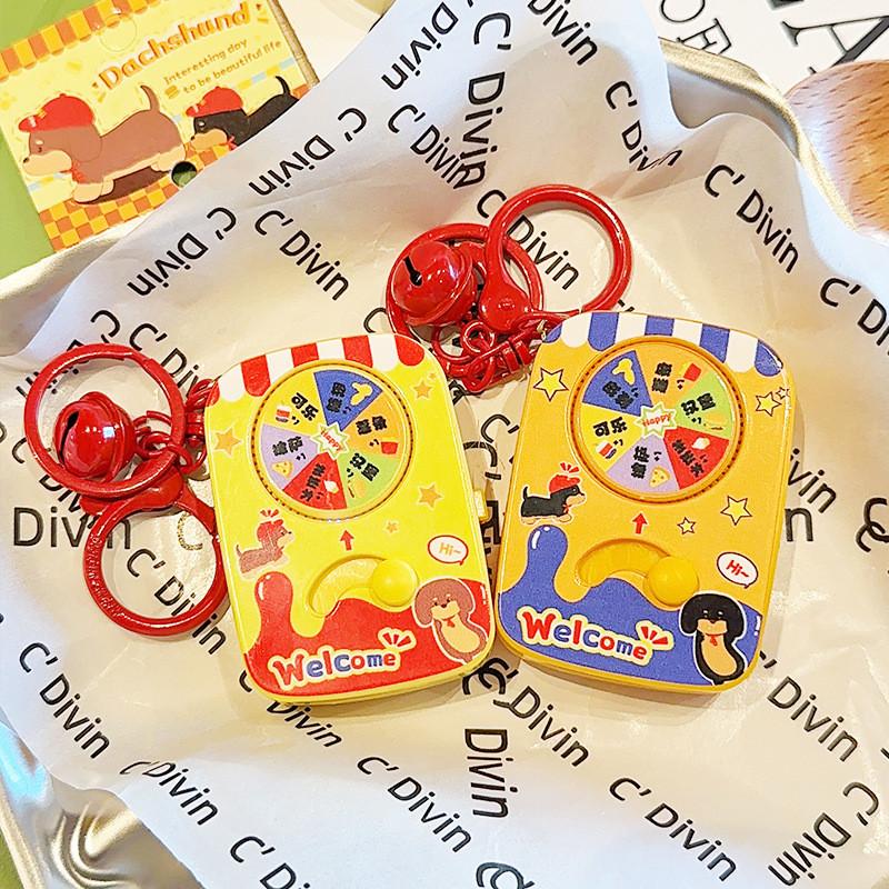 Kreskówkowy breloczek do kluczy z kiełbasą dla psa z mechanizmem obrotowym, wzory z kreskówkowymi postaciami
