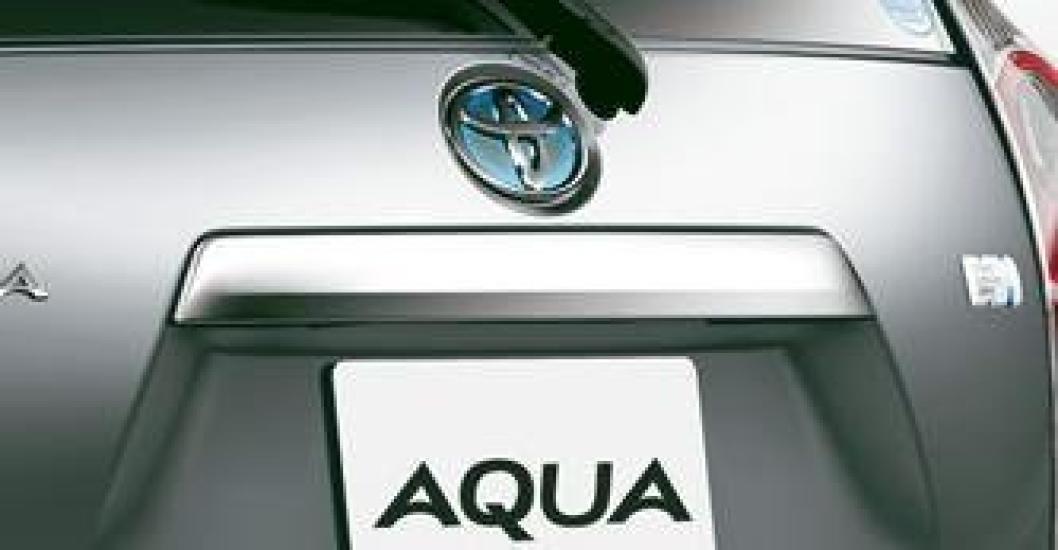 

TOYOTA Накладка задней двери AQUA [NHP10] 08409-52350