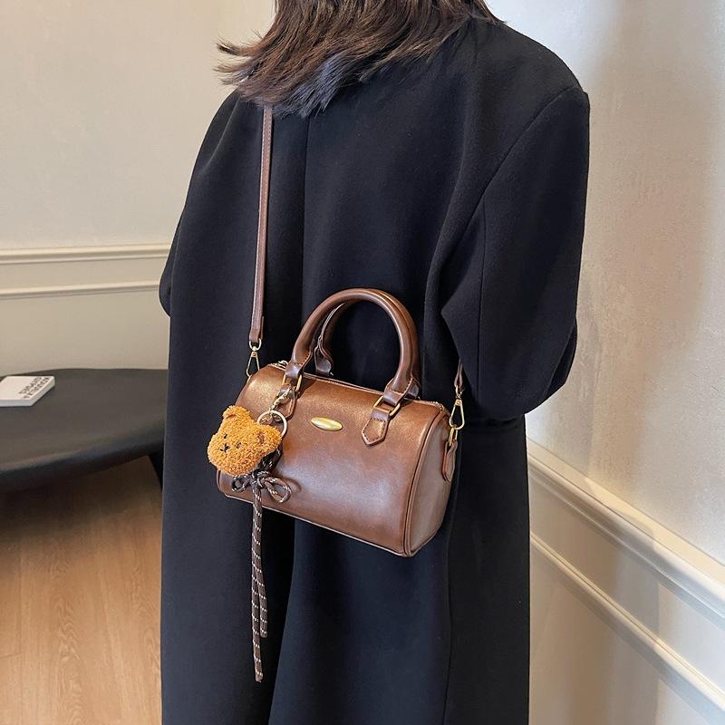 This year's popular bag 2025 new trendy fashion portable shoulder bag autumn versatile messenger Boston pillow bag