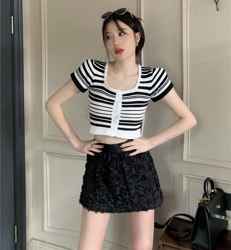 Trendiger kontrastierender Streifen schmal geschnittener Strickcardigan Sommer Koreanisches süßes sexy quadratischer Ausschnitt schmales Top Damen-Trend