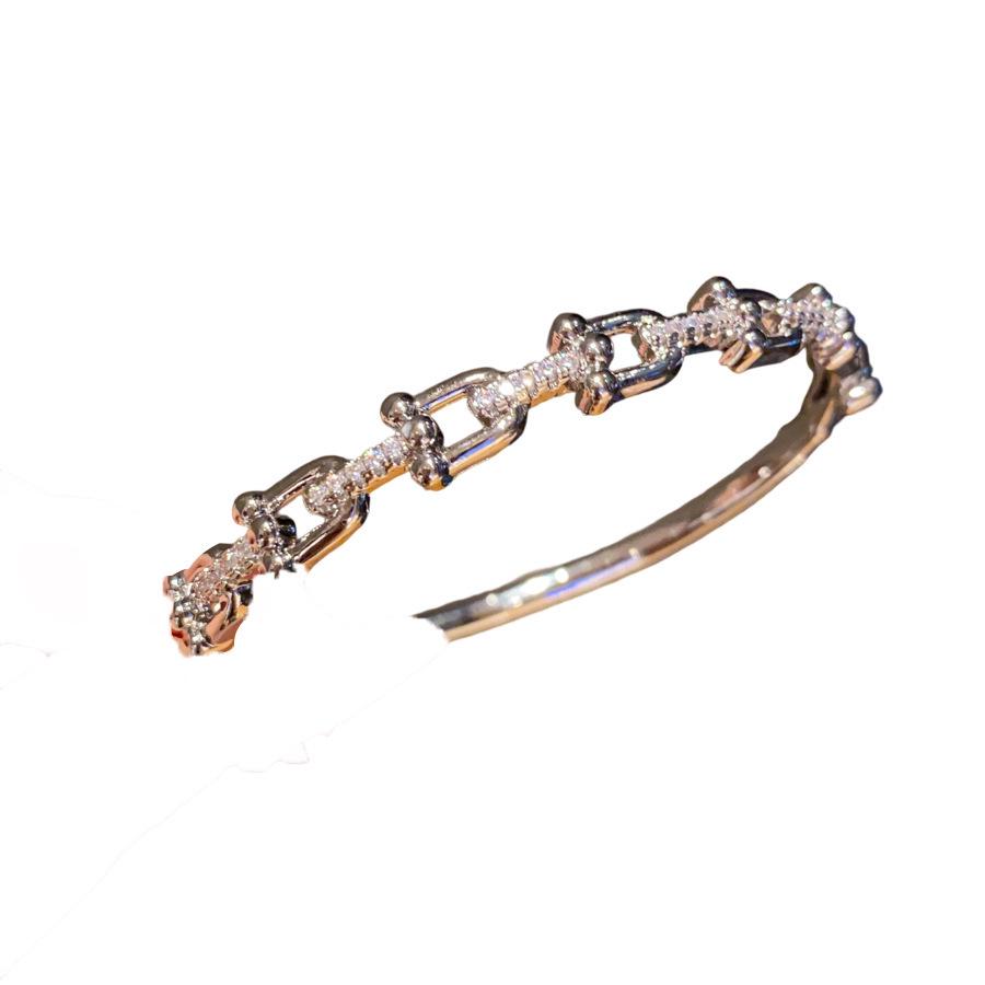 Bracciale con Fibbia a Ferro di Cavallo in Zirconia Placcato Oro - Accessorio di Lusso Chic e Versatile