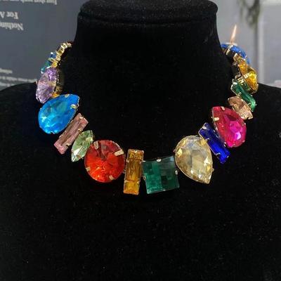 Elegante Feng Shui Diamant unregelmäßige Halskette: Luxuriöses Nischendesign für Frauen