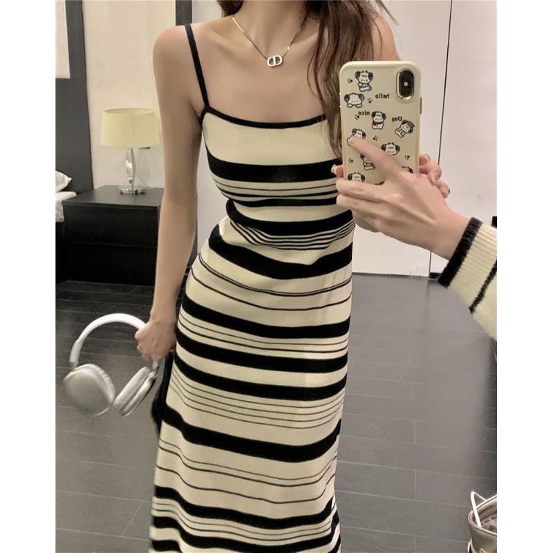 

Женское корейское трикотажное платье с контрастными полосками на подтяжках - летний облегающий длинный фасон One Size абрикосовый