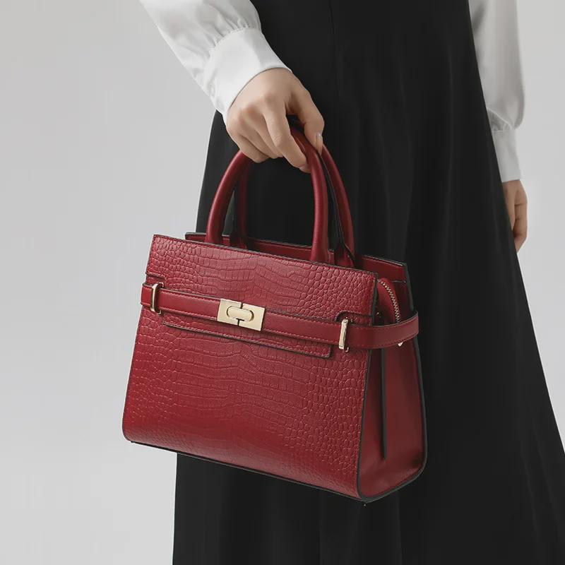 2025 Elegant Red Crossbody Handbag for Weddings - Ideal for Women and Mother-in-Laws