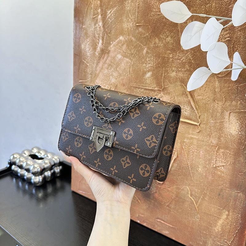 

Versatile temperament, advanced sense, new trend, small square bag, women s retro commuting, casual personality, foreign style messenger bag