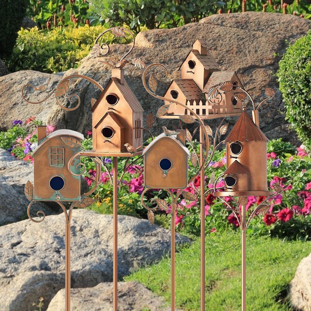 Metall-Vogelhaus mit Stange, Metall-Kunst-Cottage-Vogelhaus, Pfähle, Kolibri-Haus, abgenutztes Metall-Vogelhaus, Gartendekoration