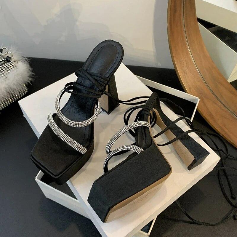

Aneikeh Летние женские сандалии в уличном стиле с открытым носком и кристаллами на шнуровке, женская обувь на платформе и квадратном каблуке для ночного клуба 35 чёрный