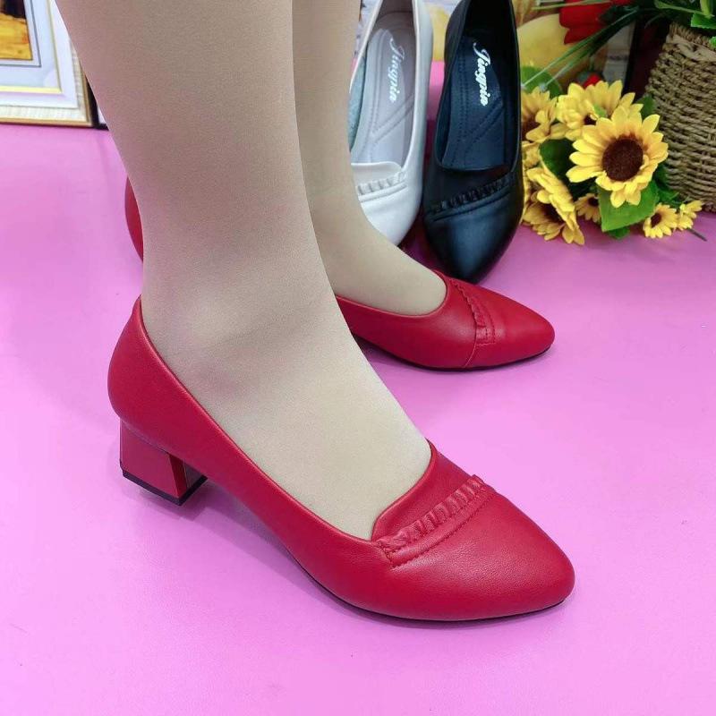 Leather Low-heeled Single Shoes Women's 2025 New Versatile Comfortable Shallow Pointed Small Leather Shoes Fashion Trend Middle-aged Heels