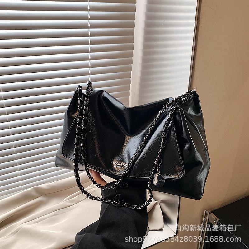 Autumn and Winter Retro 2025 New Chain Shoulder Messenger Bag Large Capacity Bag Women Commuter Tote Bag Women