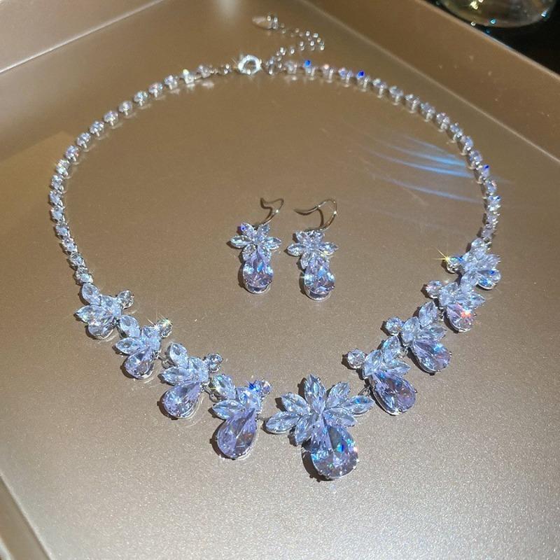 Quadratisches Ohrstecker- und Halsketten-Set mit Diamanten - ein schickes, luxuriöses und hochwertiges zweiteiliges Set mit exquisiter Eleganz