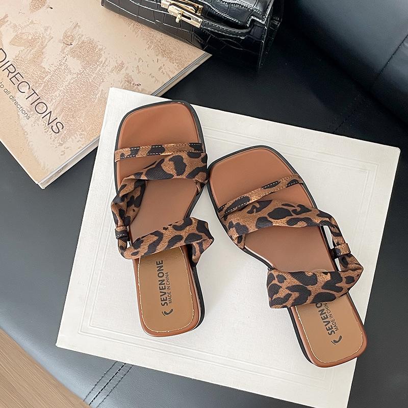 

2025 лето новые модные универсальные нишевые дизайнерские ретро шлепанцы на танкетке с квадратным носком и открытым носком на высоком каблуке крутые шлепанцы 40 цветной печати леопарда