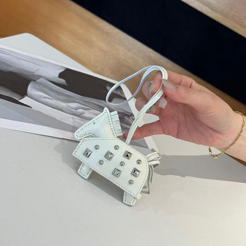 Üst Düzey El Yapımı Deri Zırhlı Savaş Atı Kolye Ucu Moda Gümüş Perçinli At Çantası Süsü Aksesuarları Araba Kolye Ucu Doğum Günü Hediyesi