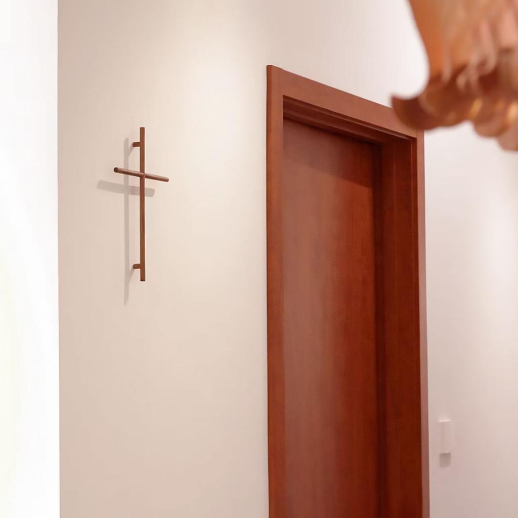 Chasing Light Wandanhänger Kreuz Schwarznuss 300*185mm Kirchen Dekoration Jesus Christus Kruzifix Haus und Dekoration Holzkreuz