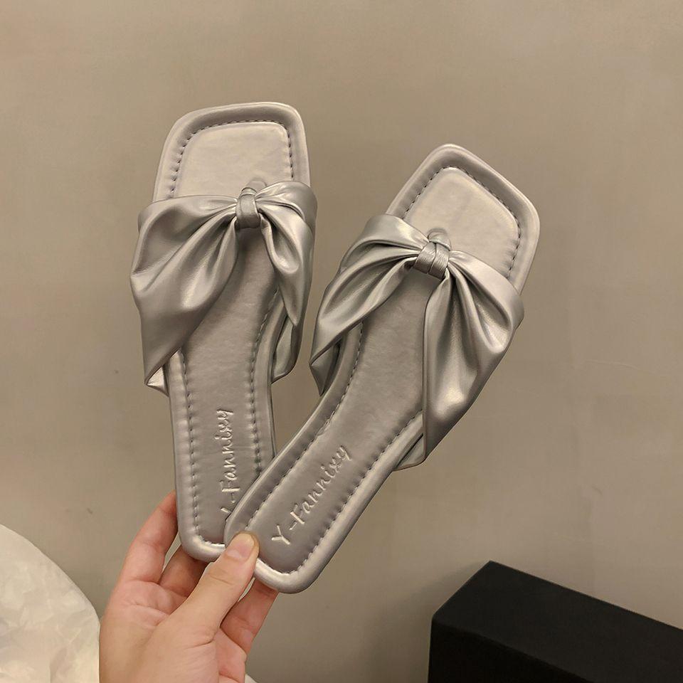 

Шлепанцы с перемычкой для пальца женские летние 2025 новые французские интернет-знаменитости суперхит с юбкой пляжные крутые шлепанцы 40 серебряный