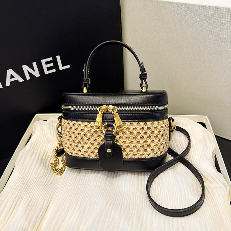

French niche woven portable small square bag women s 2025 summer new fashionable retro contrasting color portable box bag чёрный