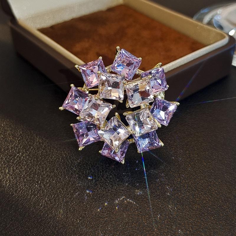 High-End Light Luxury Flower Brooch Female Heavy Industry Design Sense Animal Brooch Diamond Corsage Coat Clothing Accessories