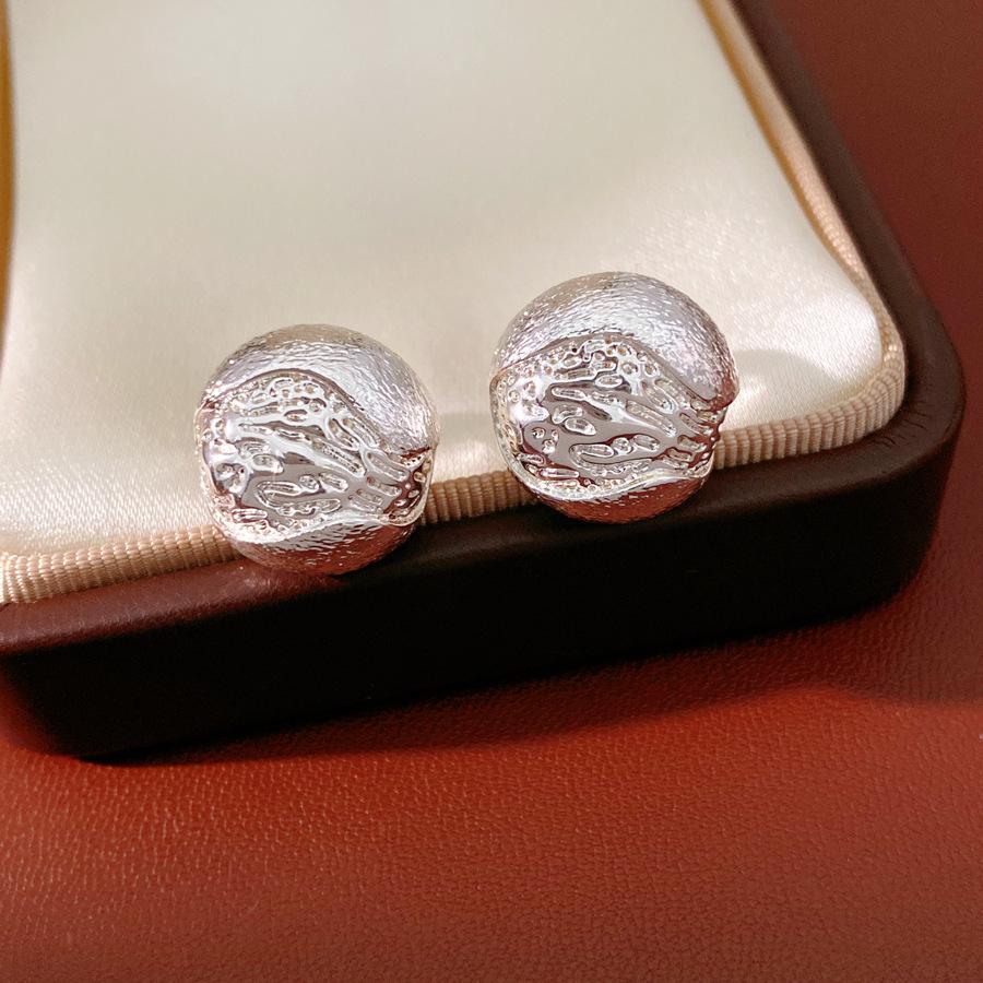 Geometric 18k Gold-Plated Ear Clip: Elegant, Versatile, and Luxurious Design