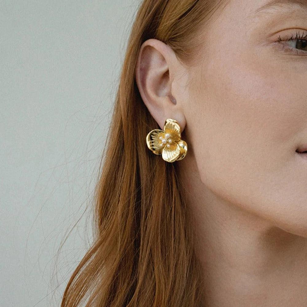 Elegant Vintage Gold Plated Flower Stud Earrings with Pearls Elegant 3-Leaf Petal Earring for Women Wedding Party Jewelry Gift