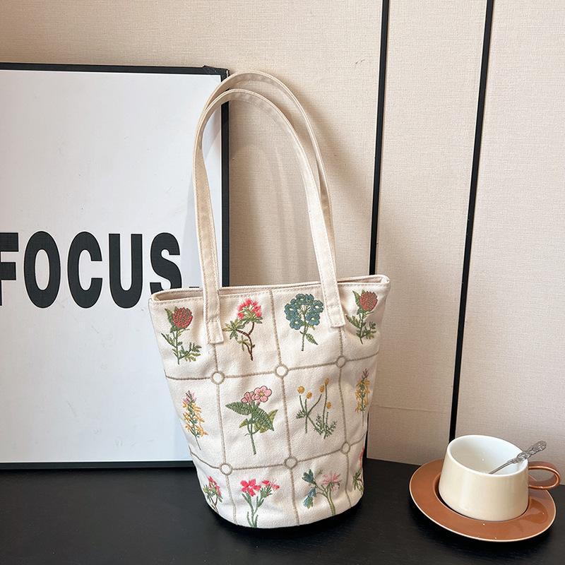 Fashion Large Capacity Girl Shoulder  New Canvas Bag Heavy Industry Embroidery Bucket Bag Shoulder Commuter Tote Bag