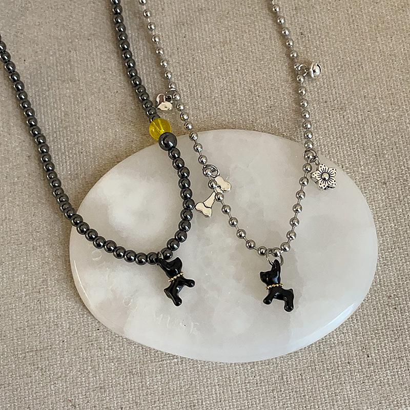 Okouzlující přívěsek štěněte na korálkovém náhrdelníku: Trendy, univerzální choker pro sladký a cool styl žen