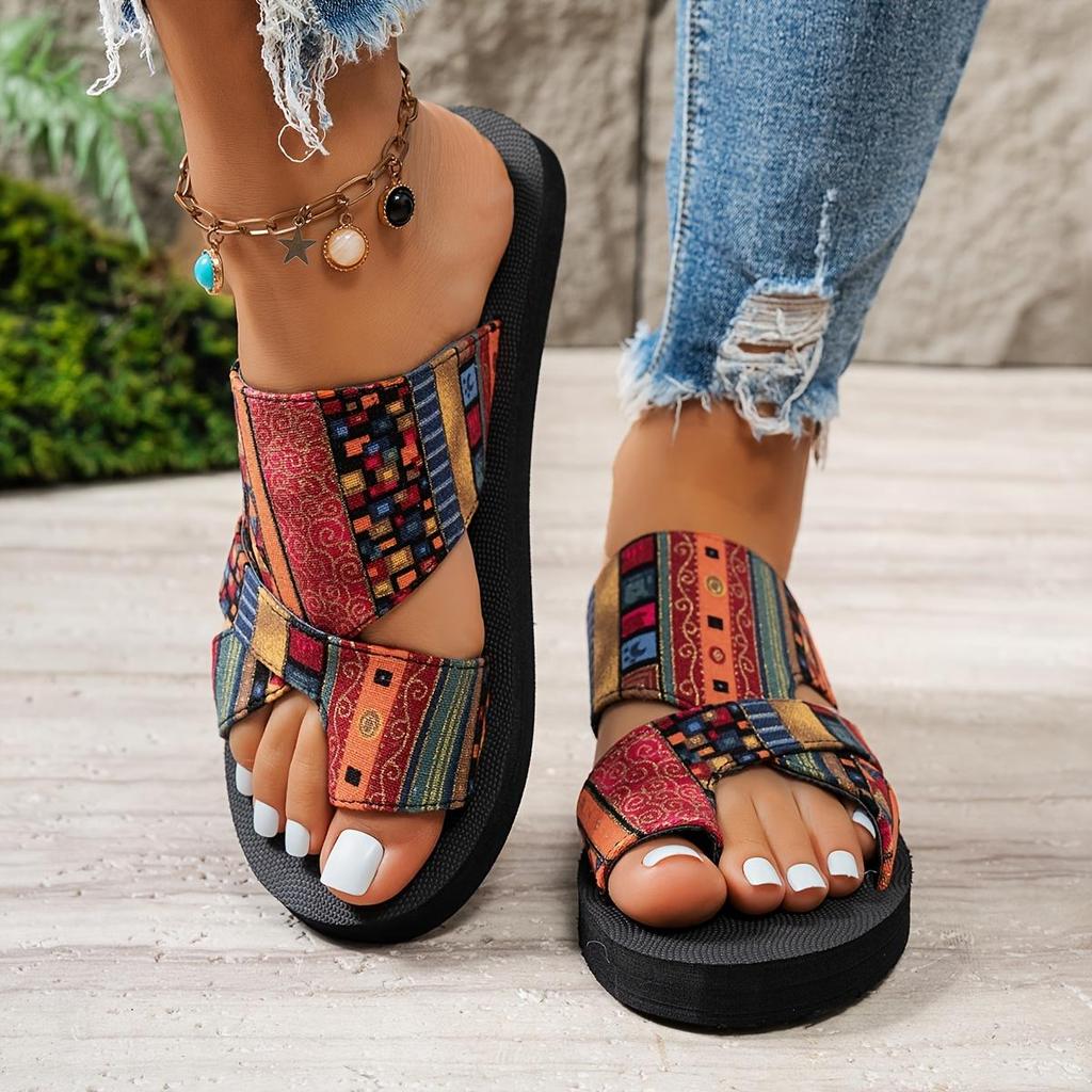 Neue, stilvolle, große, flache Damensandalen, neue modische, lässige, flache Damenpantoffeln.