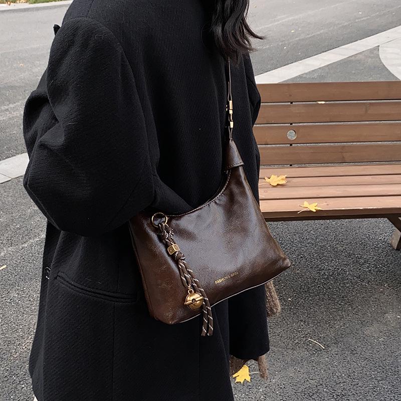 2025 Ретро Мягкая Кожаная Сумка Для Пельменей: Модная женская осенняя сумка-мессенджер через плечо. 23*8*23 cm