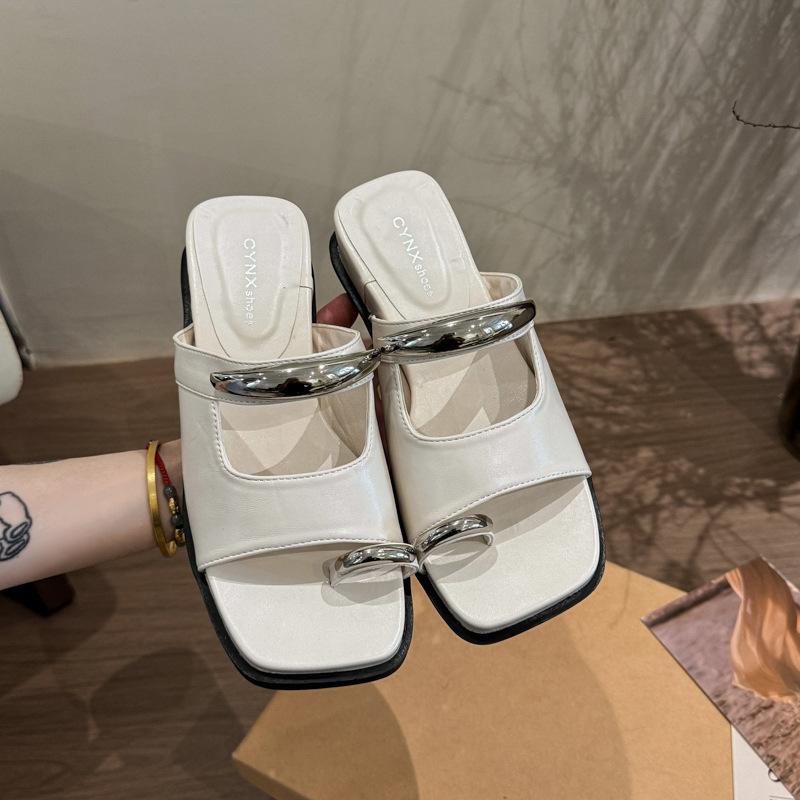 Französisches Zehen-Set mit niedrigem Absatz, coole Hausschuhe für Damen-Sommer-Oberbekleidung, 2025 neue Modelle mit Rock-Temperament, Keilabsatz, Ein-Wort-Sandalen