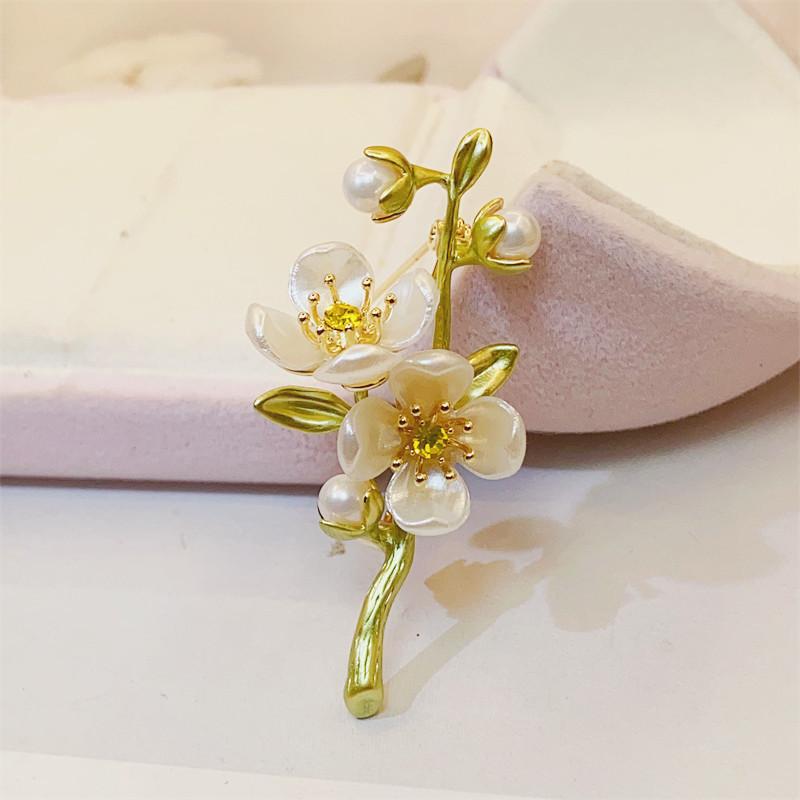 

Elegant Jasmine Flower Brooches For Women Plant Pearl Brooch Vintage Clothing Decoration Party Gifts Jewelry Accessories 1pc