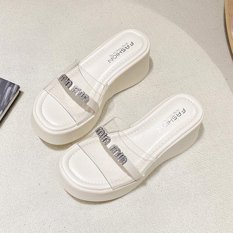 

Тапочки на высоком каблуке, увеличивающие рост, для женской верхней одежды, лето 2025, новые летние сандалии-маффины, маленькие классные тапочки на толстой подошве 35 бежевый