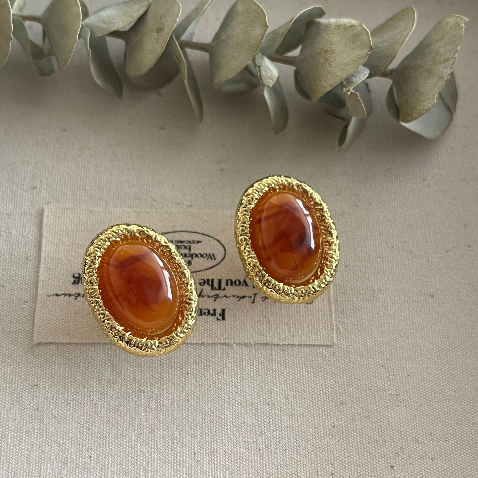 

Французский ретро элегантный темперамент Майяр квадратные янтарные серьги Design Sense White Light Luxury Simple Earrings