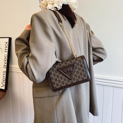 Borsa a tracolla quadrata piccola con lettera alla moda, texture di alta gamma, da donna, per la primavera, catena di lusso leggero, singola spalla, sotto il braccio, borsa messenger, alla moda