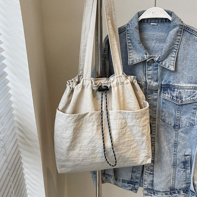 

2025 New Large Capacity Waterproof Nylon Cloth Drawstring Pleated Shoulder Bag Travel Travel Leisure Crossbody Shoulder Bag