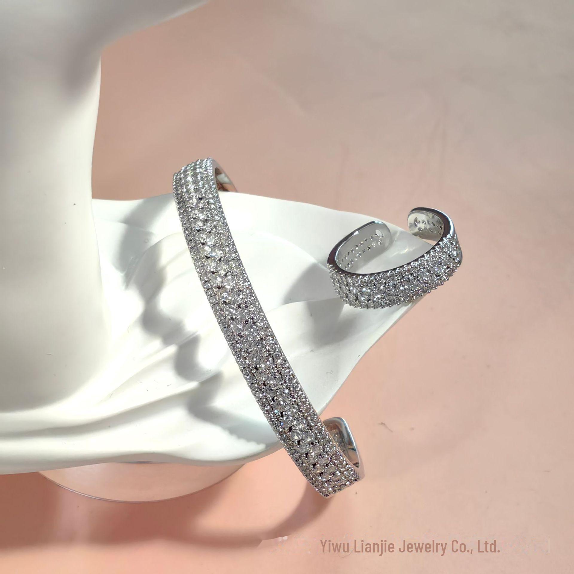 

Элегантный комплект из 18-каратного золота с открытым браслетом и сверкающим цирконием серебряный