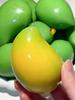 Ručně vyráběný křupavý mango míček proti stresu, mačkací hračka, měnící barvu mango squishy fidget míček, ASMR senzorická hračka pro úlevu od stresu