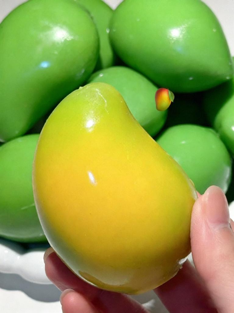 Ručně vyráběný křupavý mango míček proti stresu, mačkací hračka, měnící barvu mango squishy fidget míček, ASMR senzorická hračka pro úlevu od stresu