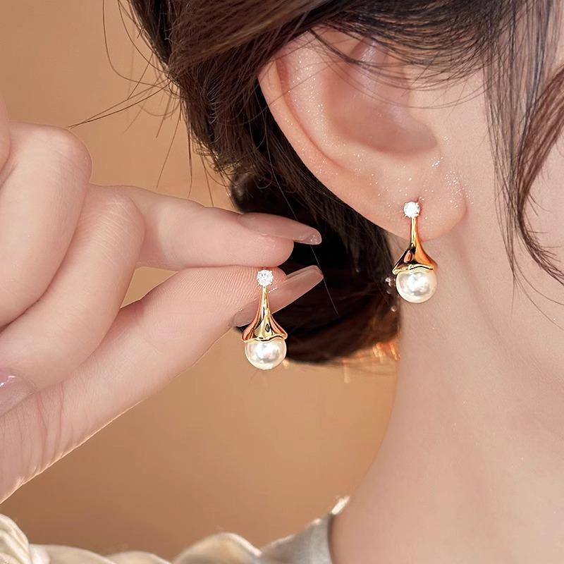 Pearl Earrings Women's Simple Light Luxury Stud Earrings High-end Fashion Versatile Earrings