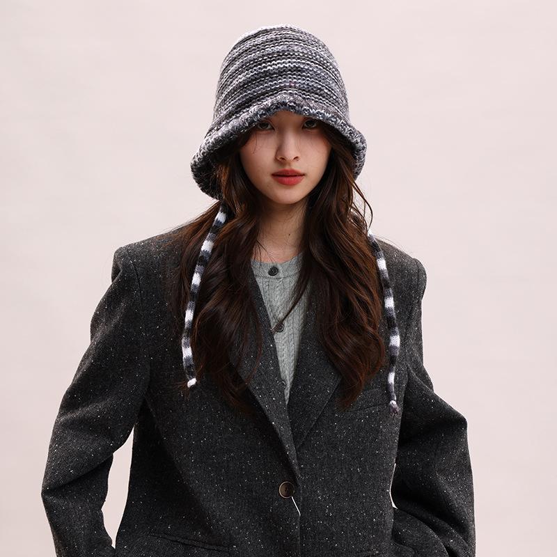 

Wool hat female rainbow contrasting colors show face small headgear cute strap sweet French hat ear protector knitted hat чорний білий колір
