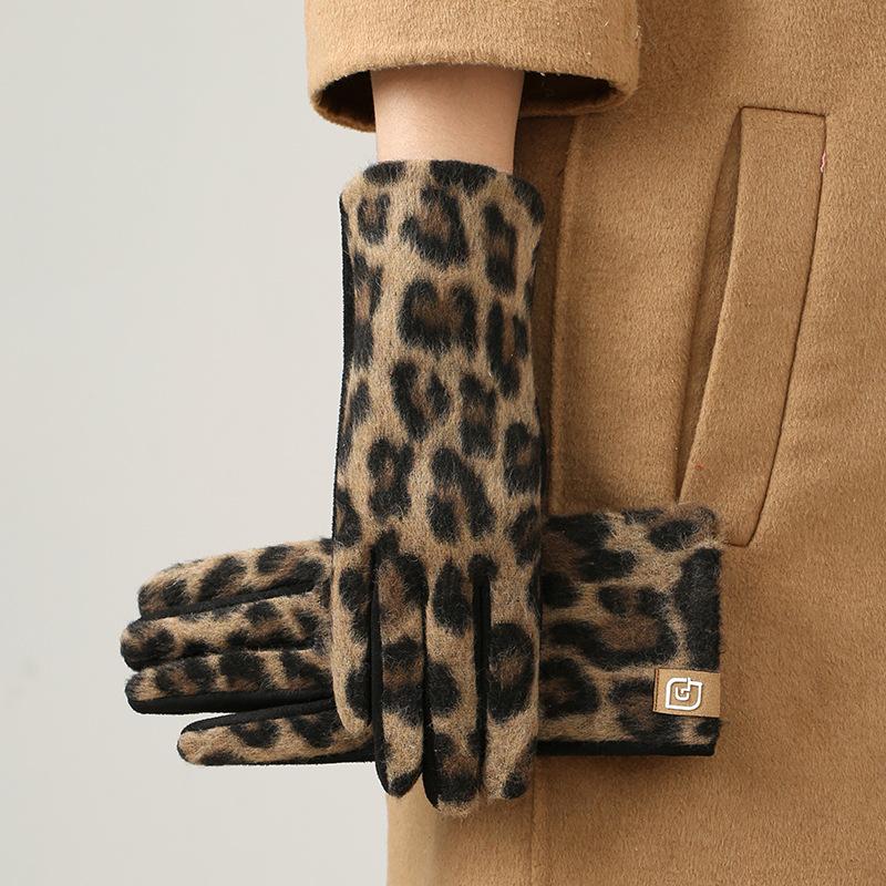 

Leopard print fashion warm gloves women s velvet thickened cold and windproof gloves are popular верблюд
